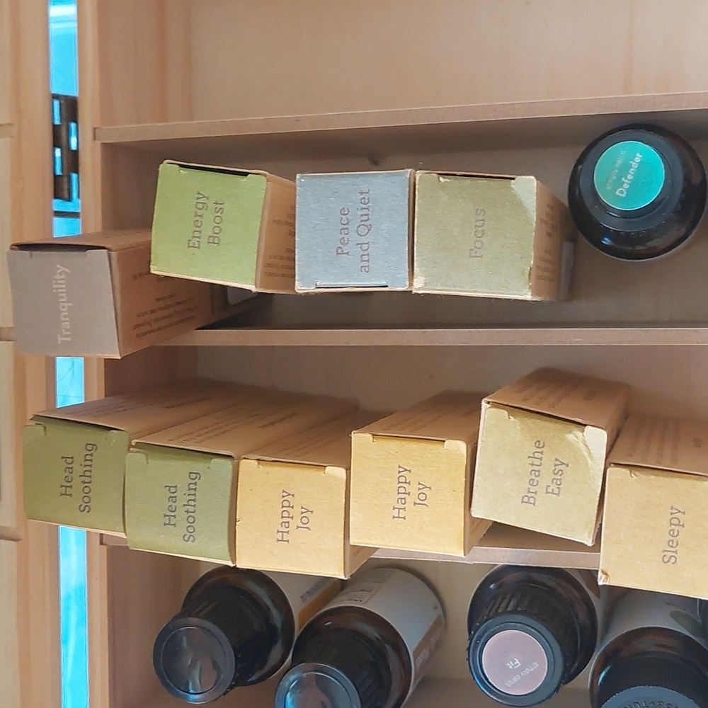 Simply Earth Essential Oils Lot With Case - Picture 4 of 6